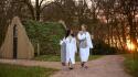 Vrouwen lopen lachend naar wild zwijn sauna 2