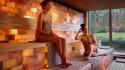 Vrouwen ontspannen in zoutsteen sauna bij Valkenberg