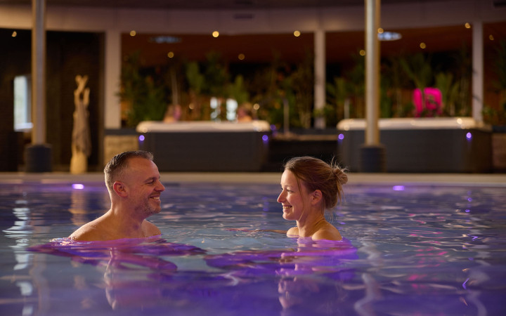 Man en vrouw zwemmen in binnenbad bij de Valkenberg