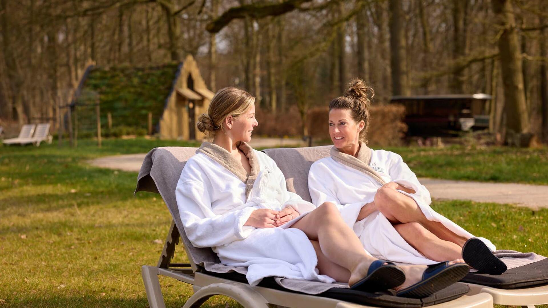 Vrouwen ontspannen op een ligbedje bij Valkenberg