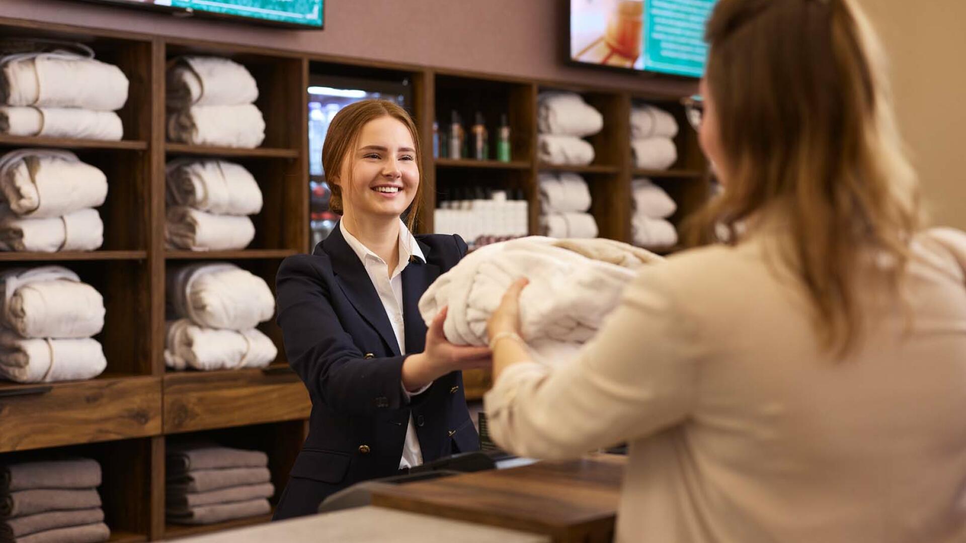 Vrouw krijgt handdoeken bij de recepitie 3