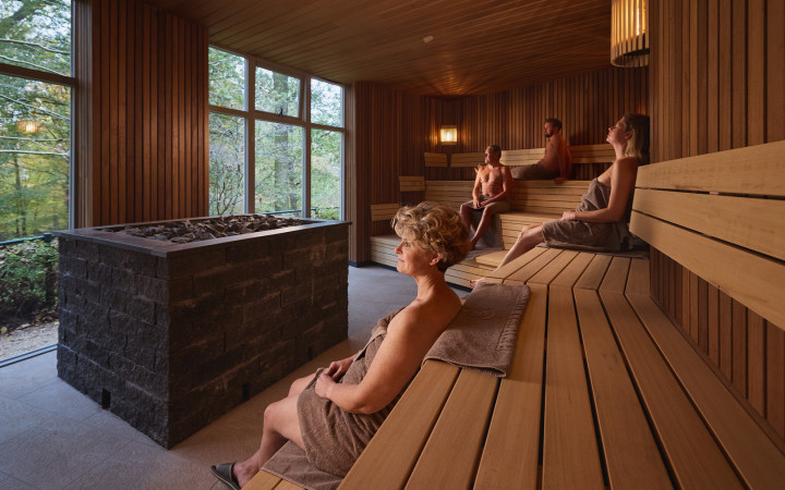 Mensen relaxen in sauna
