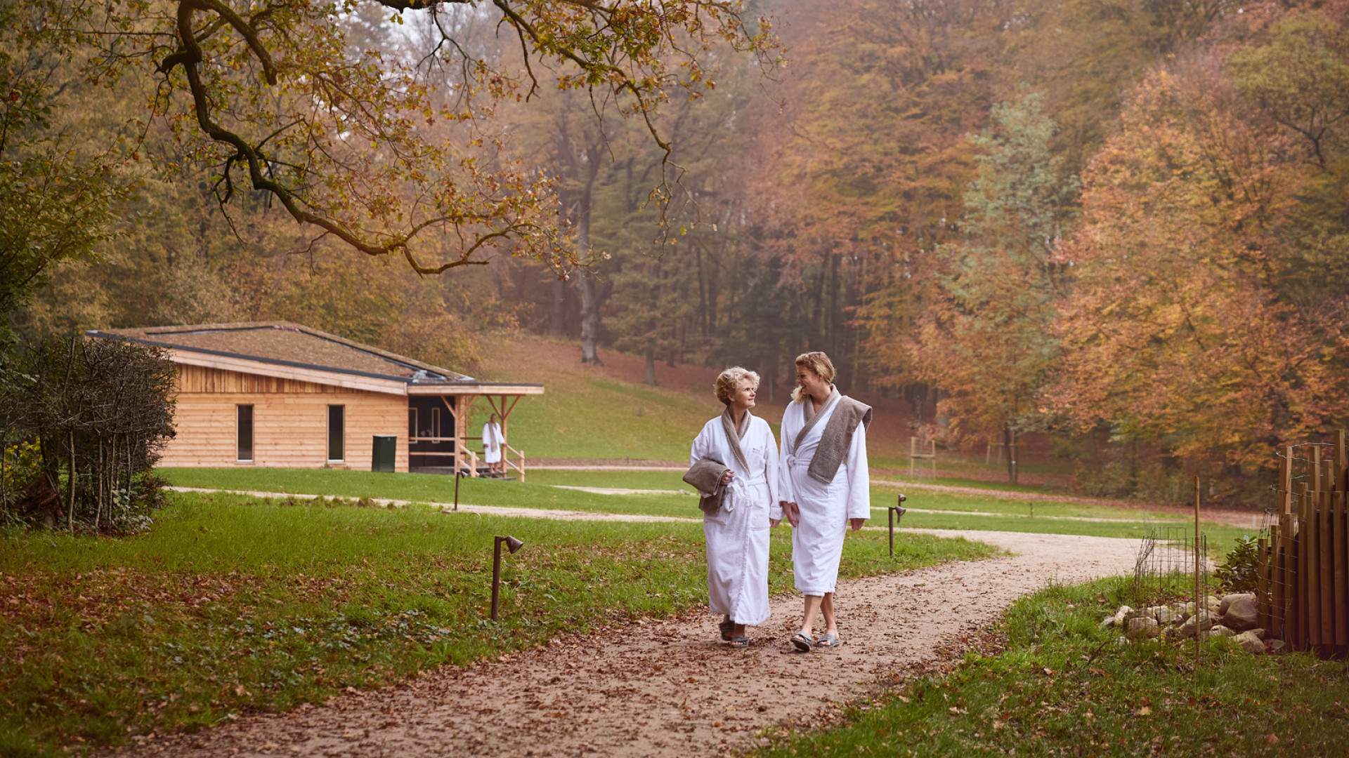 herfstwandeling in badjas uitgezoomd
