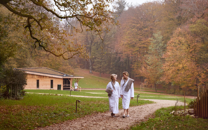 herfstwandeling in badjas uitgezoomd