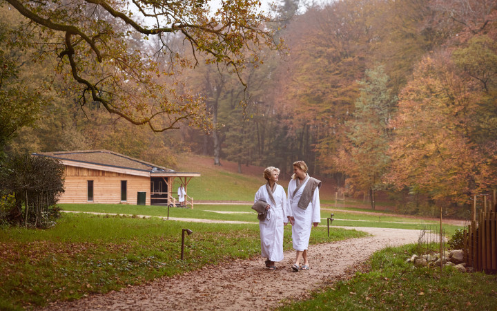 herfstwandeling in badjas uitgezoomd