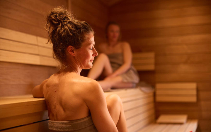 Vrouwen ontspannen in sauna