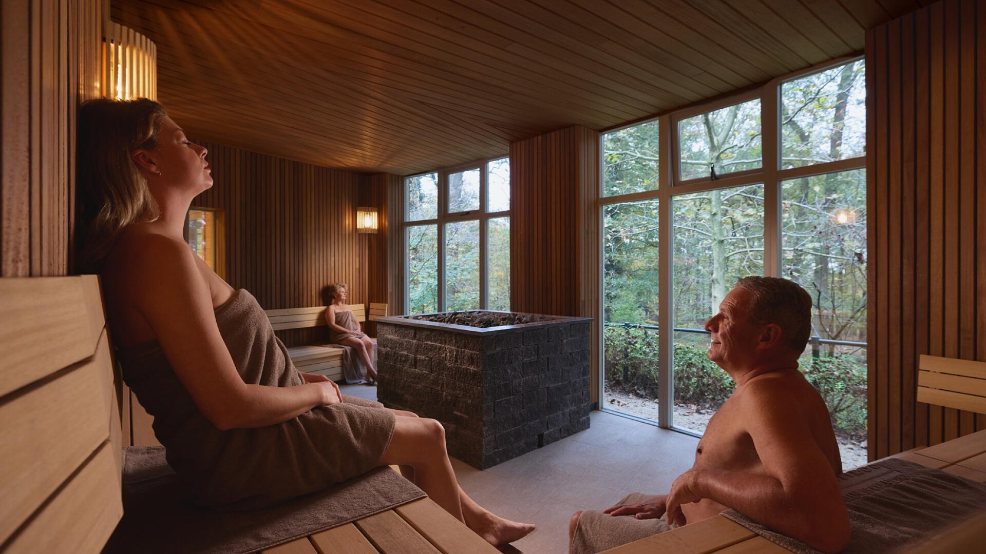 Mensen relaxen in sauna