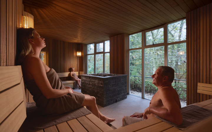 Mensen relaxen in sauna