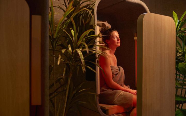 vrouw ontspant bij infraroodcabine Valkenberg