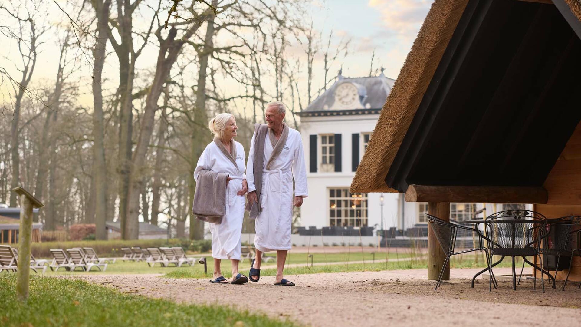 stel maakt een buitenwandeling bij Valkenberg