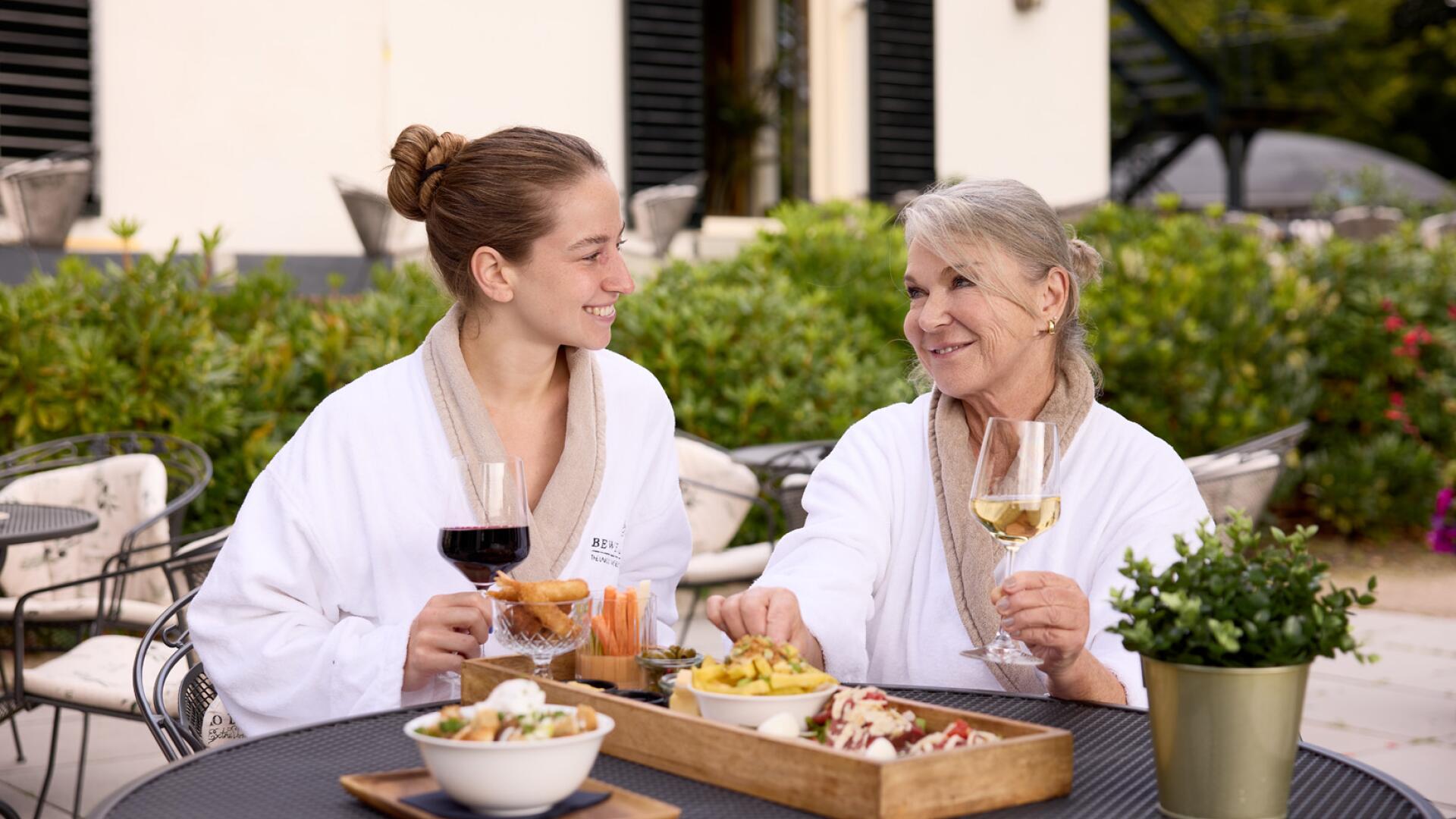 Twee vrouwen op het terras bij wellnessresort de Valkenberg