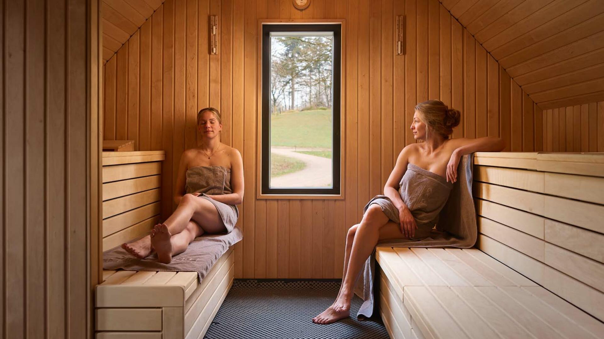 Vrouwen ontspannen in sauna bij Valkenberg