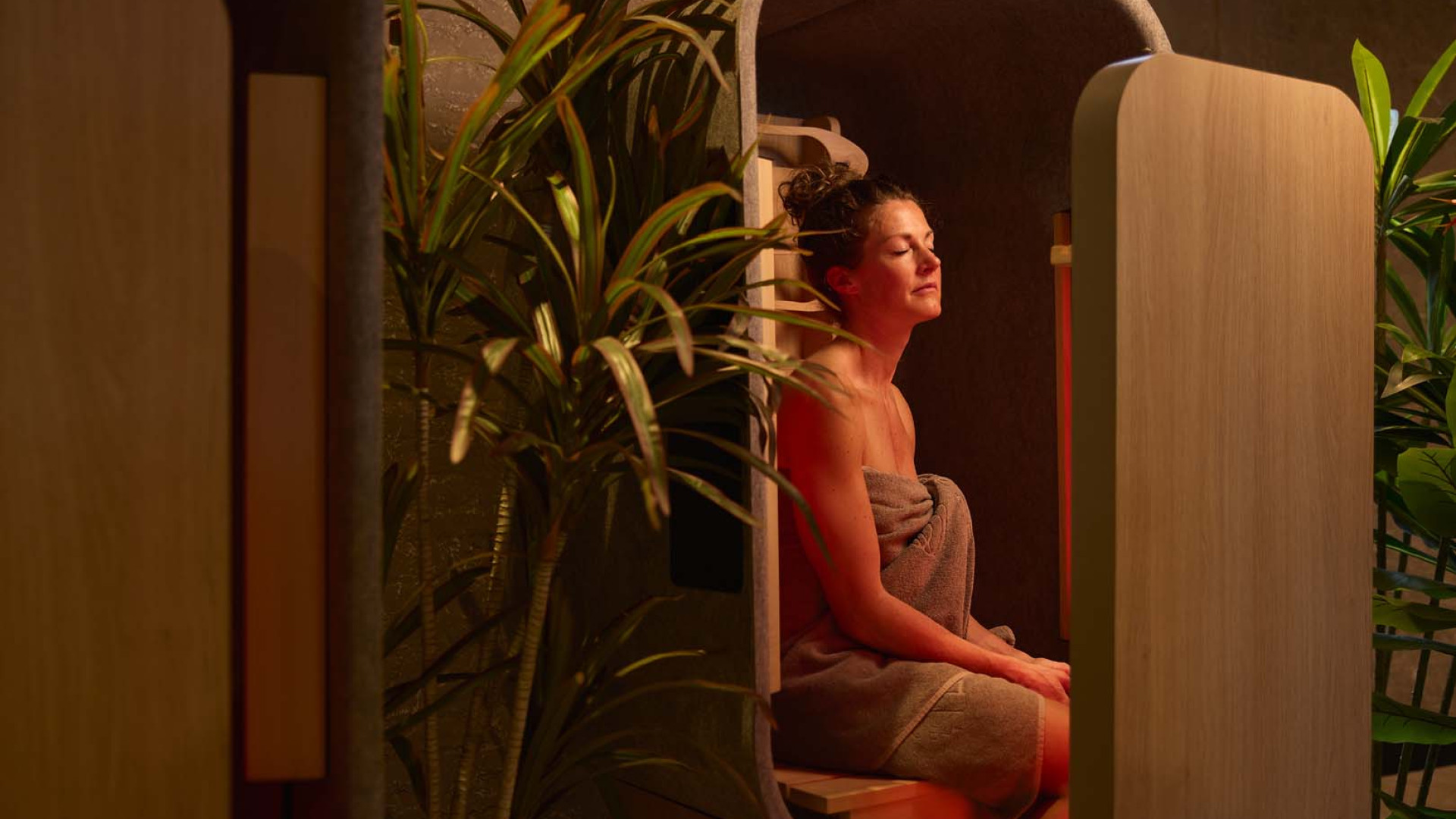 vrouw ontspant in infraroodcabine bij Valkenberg