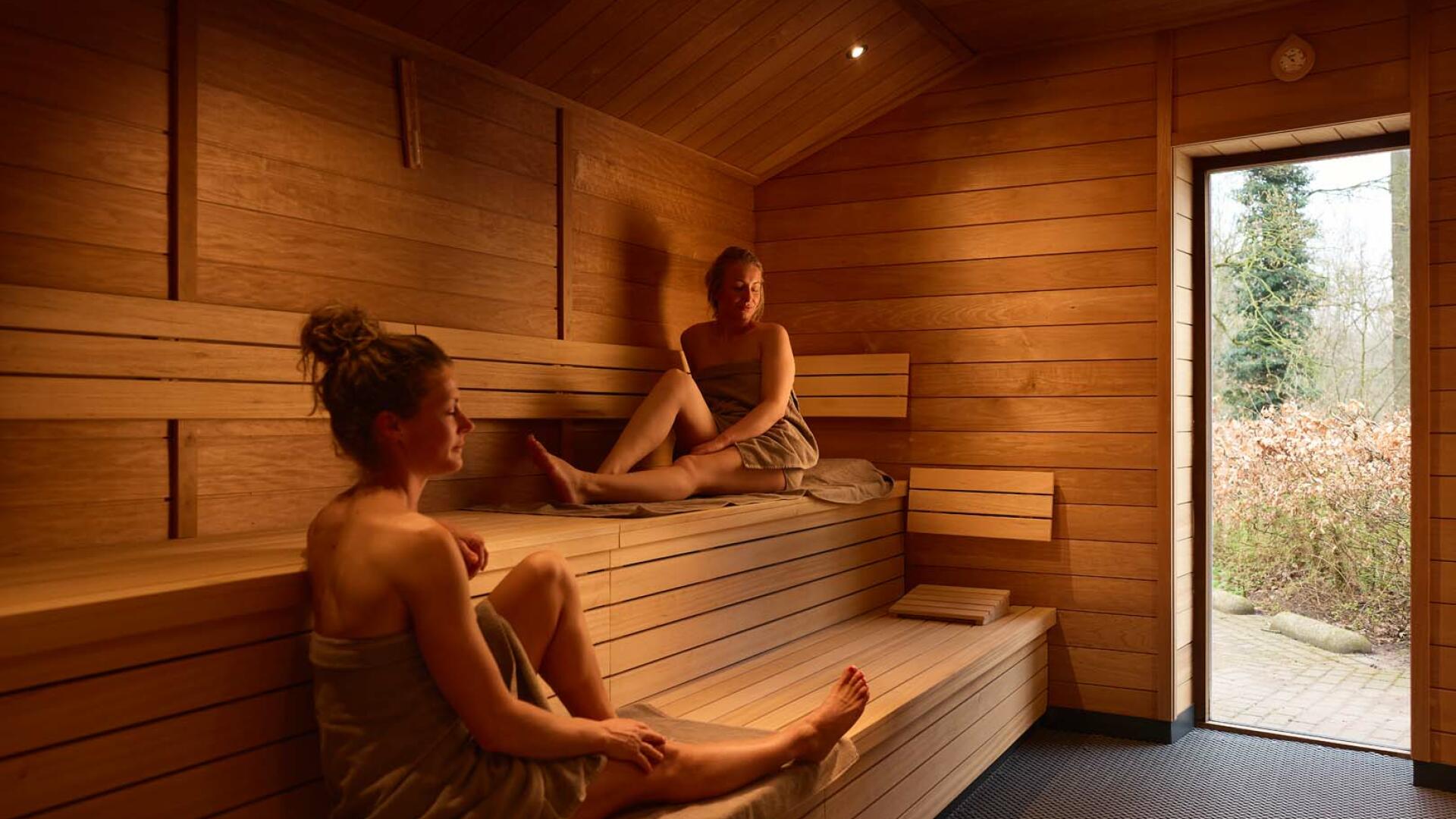 Vrouwen ontspannen in sauna